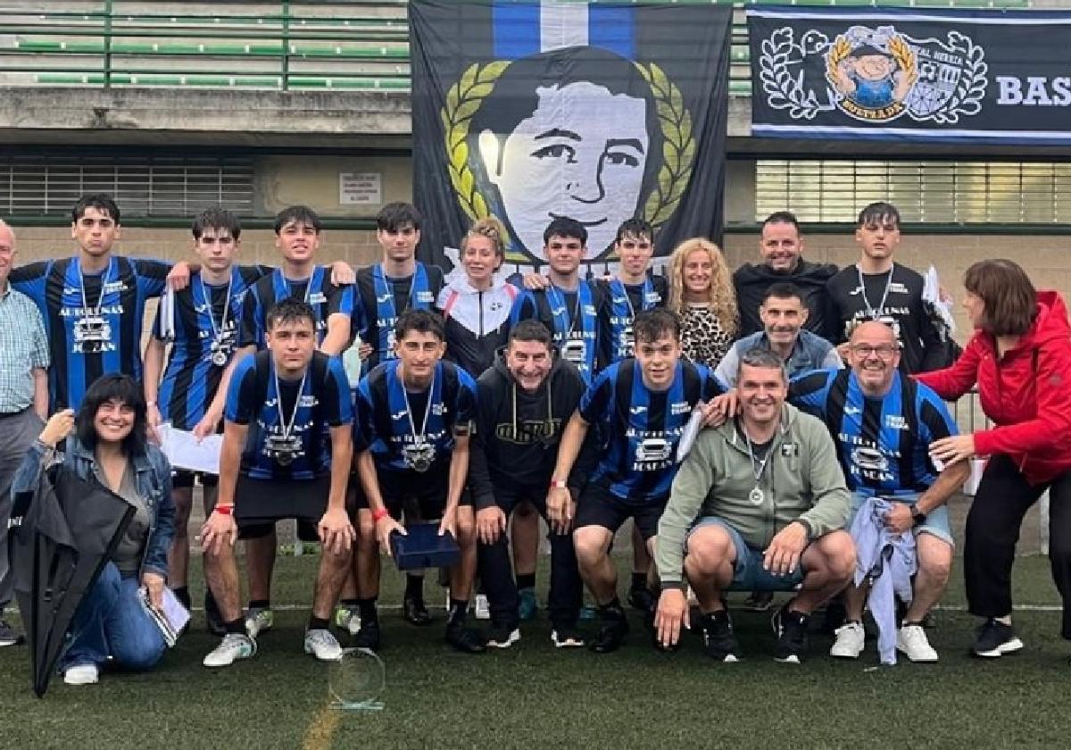 Integrantes del equipo Triki-Traka Autolunas Josean en el campo de Zubipe el sábado.
