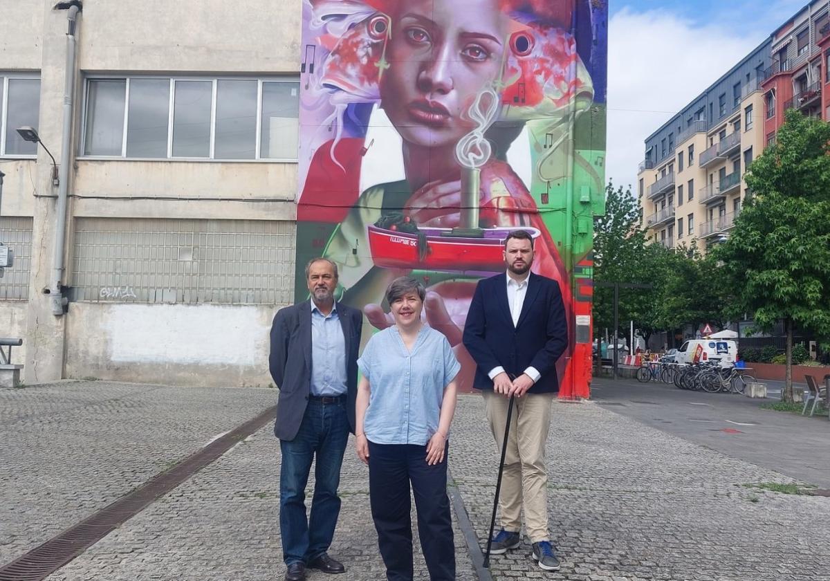 Los concejales socialistas Miguel Ángel Crespo, Lore Suárez y Jokin Babaze, en Trintxerpe.
