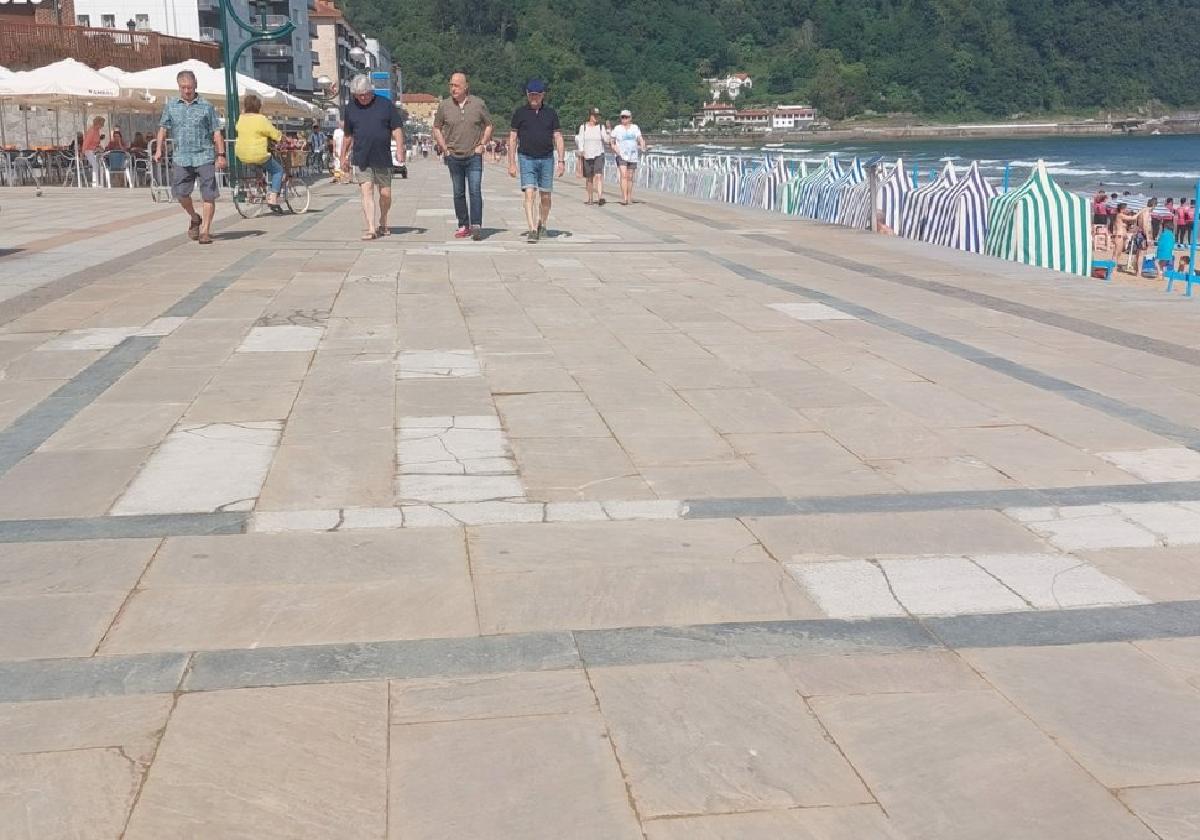 Paseantes en el parcheado malecón de Zarautz, que será ahora renovado.