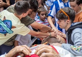 Los jóvenes despiden las fiestas acariciando a uno de los gigantes el último domingo festivo.