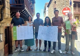 Representantes de Errota, de Pasaia-Lezo Lizeoa, el alcalde Mikel Arruti y colaboradores durante la presentación del mapa.