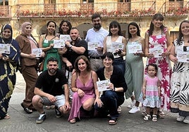El alcalde Eric Gálvez y la concejal Miryam Galilea junto a los 'embajadores' en la presentación de la guía.