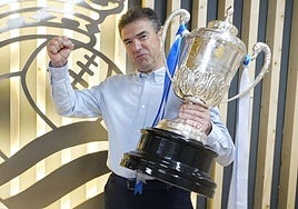 Gonzalo Arconada aparece con la Copa de la Reina conquistada en 2019.