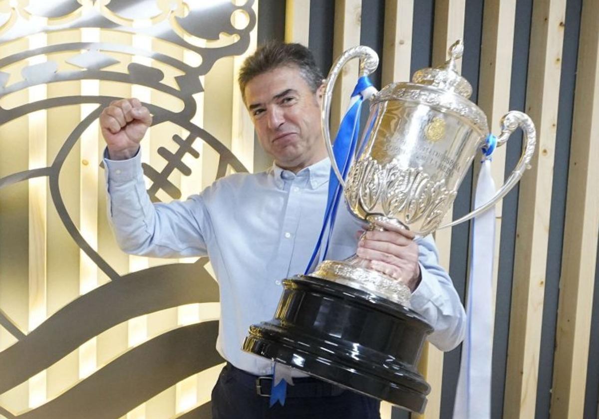 Gonzalo Arconada aparece con la Copa de la Reina conquistada en 2019.