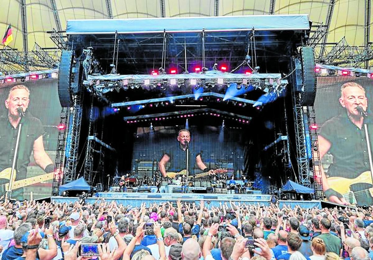 Springsteen durante su actuación en Berlín hace unos días, con el mismo montaje, con tres grandes pantallas, que se instalará en Anoeta.