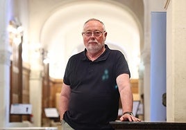 Francisco Pascual posa en el Palacio Miramar de Donostia, antes de impartir su clase.