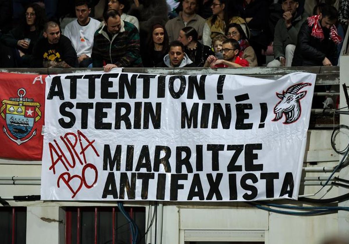 Aficionados del Biarritz desplegaron pancartas en el campo de Aguilera contra la participación del multimillonario ultraderechista Pierre-Édouard Stérin en el club.