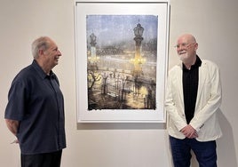 Edorta Kortadi y Eduardo G. Kaibide, junto a una de las fotografías que se exponen.