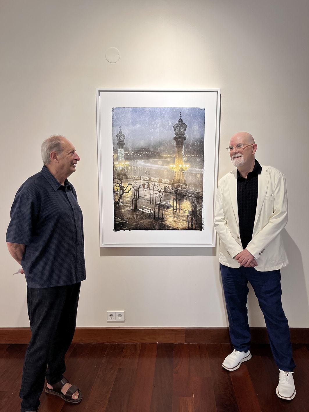 Edorta Kortadi y Eduardo G. Kaibide, junto a una de las fotografías que se exponen.