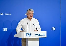 El presidente del PP vasco, en la rueda de prensa de Bilbao