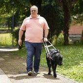 Iñaki Goncalves pasea por Idiazabal agarrado a su perro guía Kuota, que le aporta libertad y seguridad.