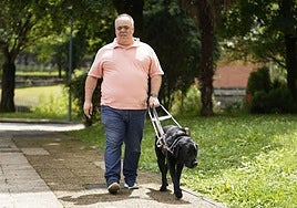 Iñaki Goncalves pasea por Idiazabal agarrado a su perro guía Kuota, que le aporta libertad y seguridad.