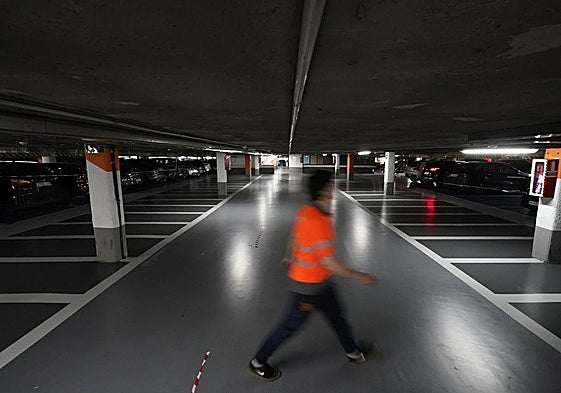 Un operario de Telpark camina entre las dos calles reservadas para 40 motos y ciclomotores que ya pueden aparcar en el parking de Okendo.