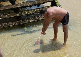Tal y como señala este amable bañista hay una parte de escalera rota en el acceso desde el Náutico a la playa de La Concha. La situación puede llegar a ser peligrosa y provocar cortes si no se subsana con rapidez, al ser un lugar utilizado por muchos donostiarras y visitantes para bajar a la playa. No parece que solo señalizar el desperfecto sea suficiente.
