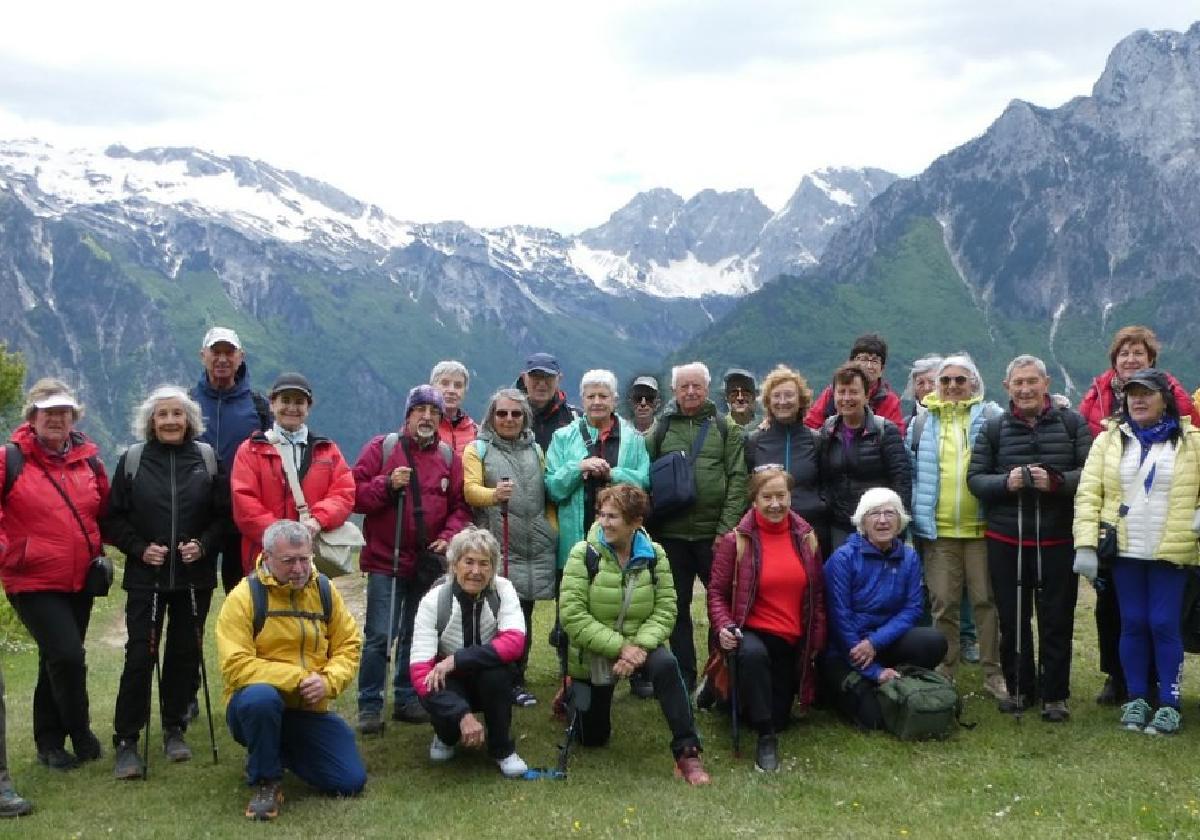 El grupo, delante de los picos de los Alpes Dináricos.