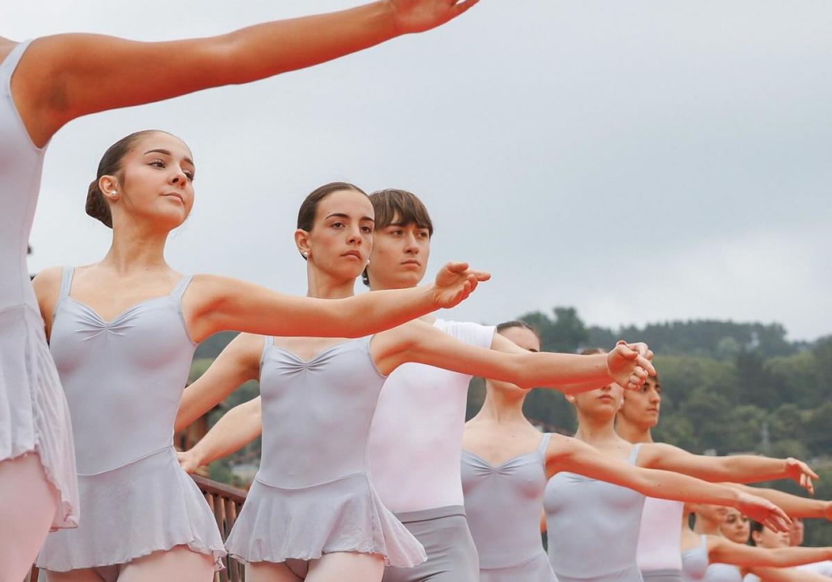 La barra de ballet clásico es una actuación que se repite cada año.