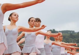 La barra de ballet clásico es una actuación que se repite cada año.