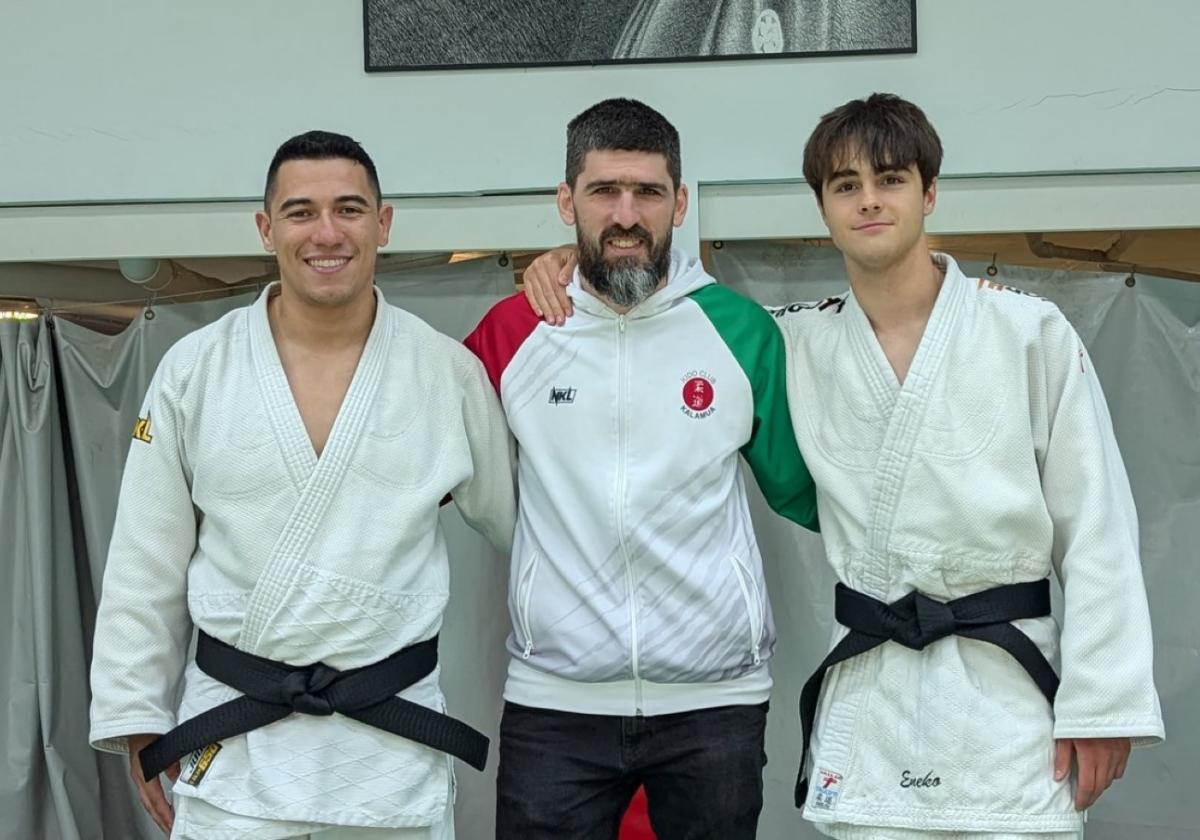 Federico Cuenca y Eneko Korta con Hegoi Esteban.