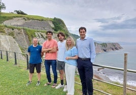 Organizadores y colaboradores, en la presentación de la nueva edición de la fiesta del surf.