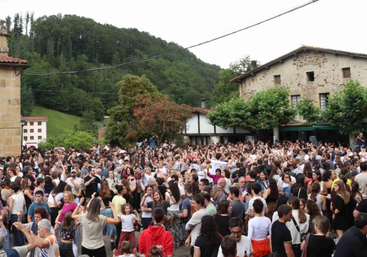 Aristerrazu jendez lepo igande arratsaldeko erromerian.
