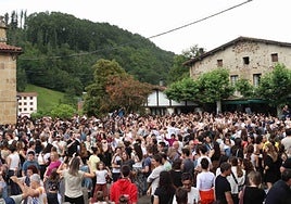 Aristerrazu jendez lepo igande arratsaldeko erromerian.