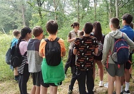 Los escolares conmemoraron el Día del Árbol en Oiangu