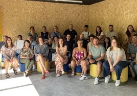 Parte del alumnado y profesionales de Bidasoa Activa, en el acto de entrega de certificados.