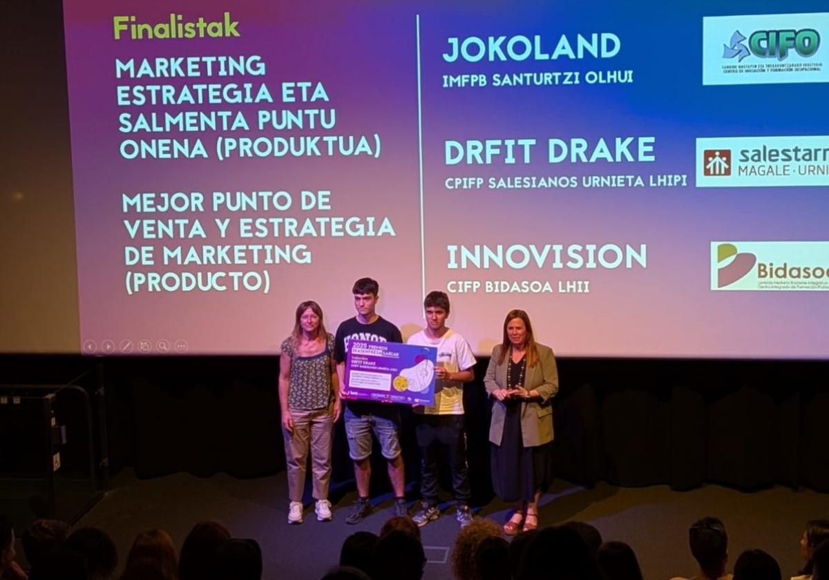 Alumnos del centro formativo de Urnieta recibiendo el premio en el evento celebrado en el Aquarium donostiarra.