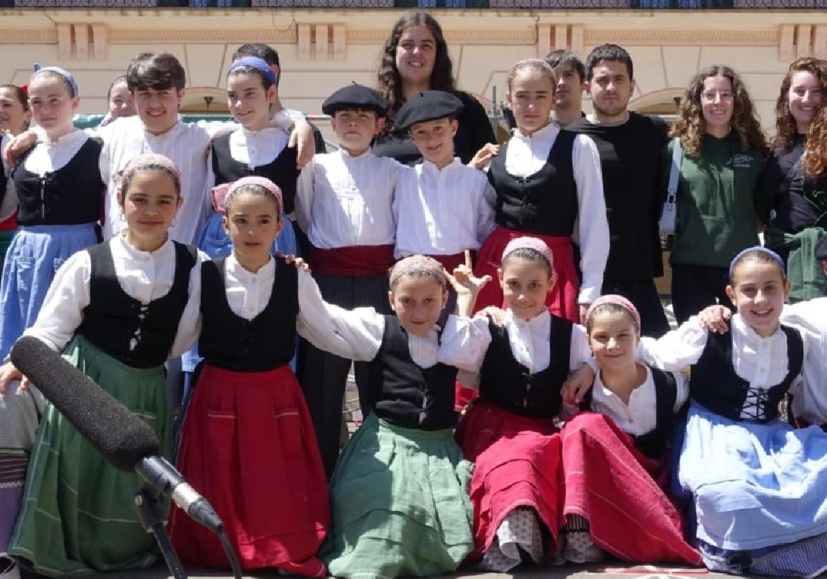 Dantzaris del grupo infantil de Korosti durante el viaje realizado a Huesca esta primavera.