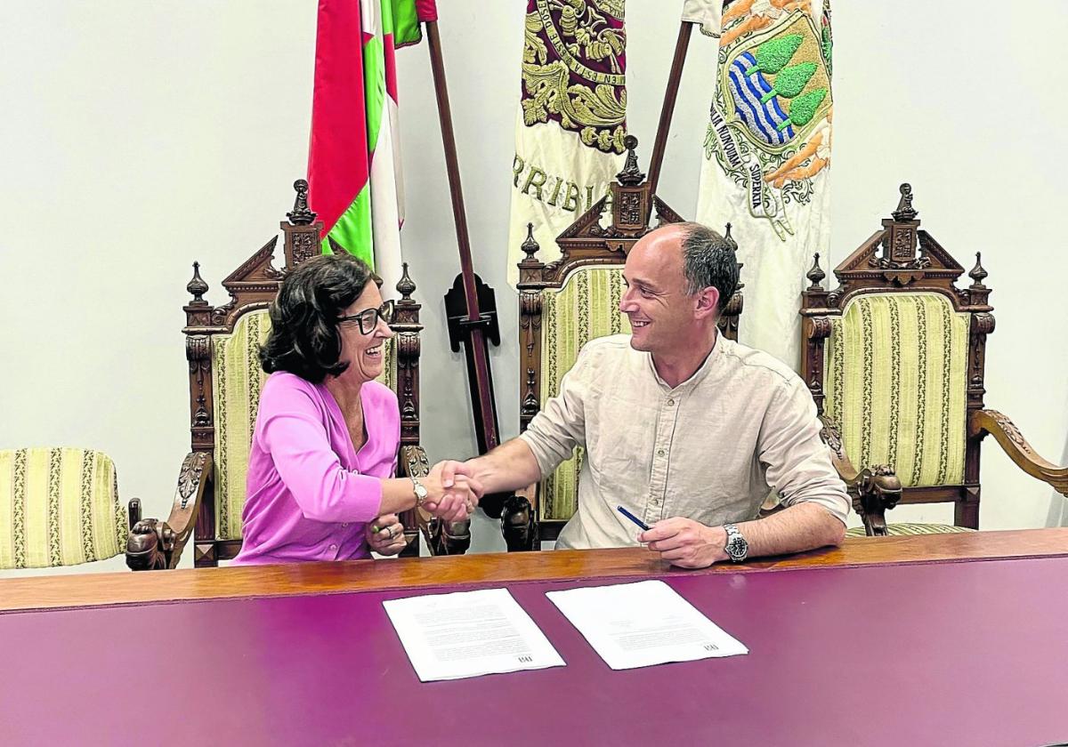 Aitziber Sukia y el alcalde Igor Enparan han firmado esta semana el acuerdo de la nueva promoción.