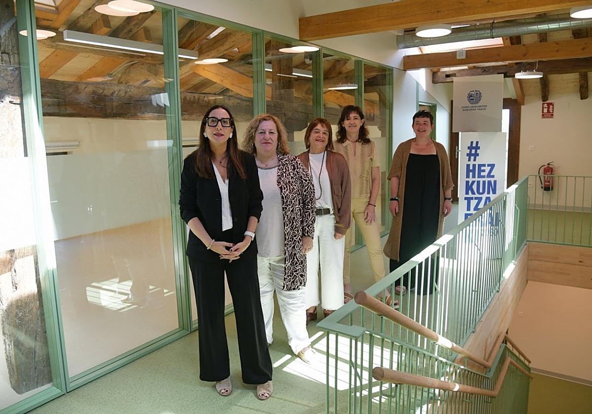Begoña Pedrosa, Alazne Txurruka, Amaia Urzelay, Ana Delgado y Arantza Egaña, ayer en el colegio.