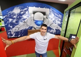 Patxi, ante uno de sus grandes murales, realizado en la empresa Multiverse Computing.