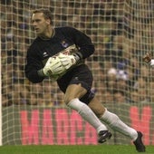Sander Westerveld retiene el balón ante Raúl González durante el Madrid-Real de la 02/03