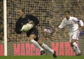 Sander Westerveld retiene el balón ante Raúl González durante el Madrid-Real de la 02/03