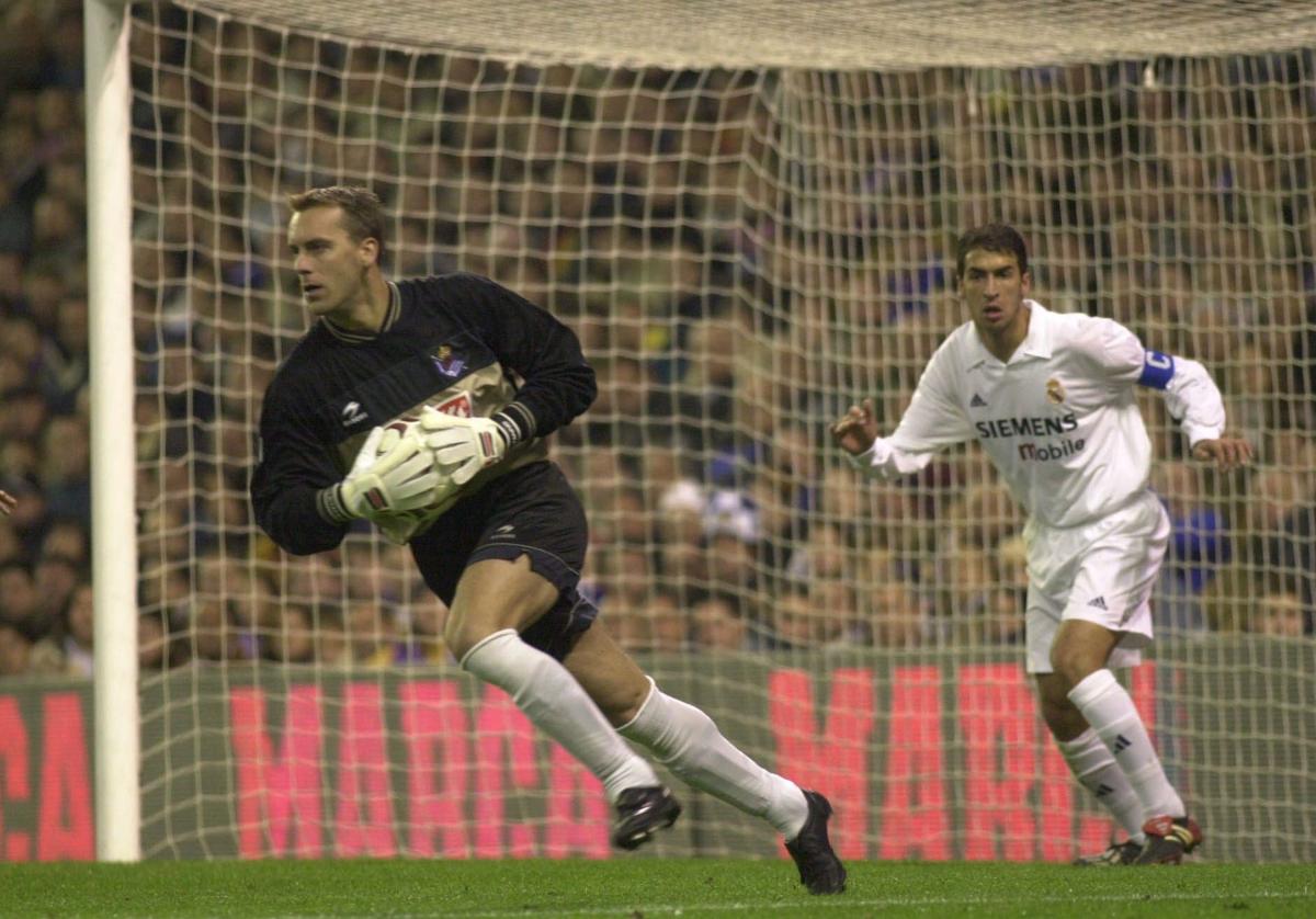Sander Westerveld retiene el balón ante Raúl González durante el Madrid-Real de la 02/03