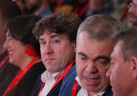 Eneko Andueza, en el acto del décimo aniversario del PSE en febrero con Santos Cerdán a su izquierda.