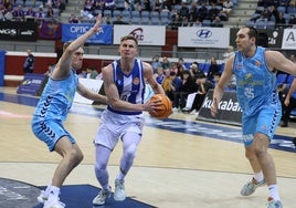 Stürup penetra a canasta ante la oposición de Tobias Borg y Krutwig, en el choque ante el Palencia.