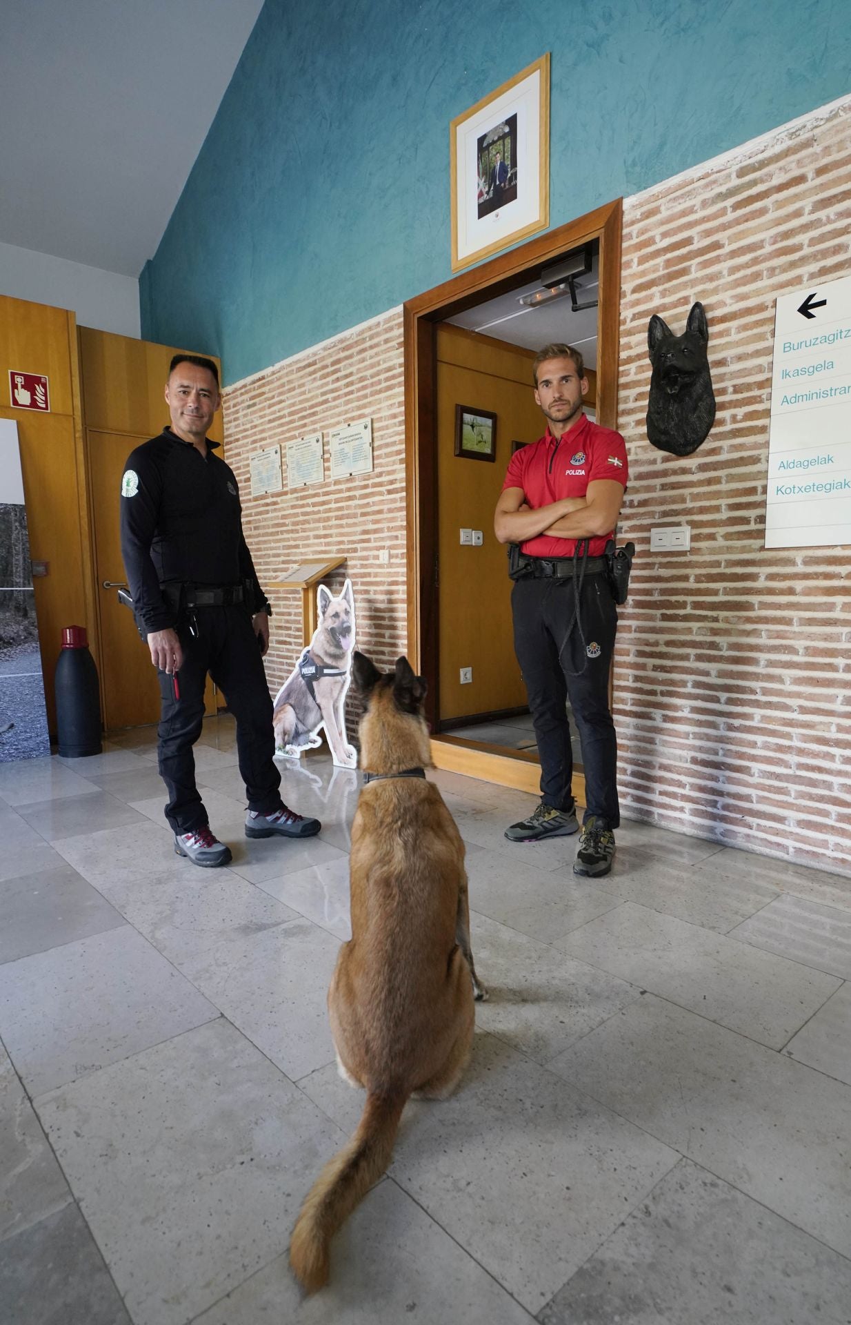 Visita a la unidad canina de la Ertzaintza