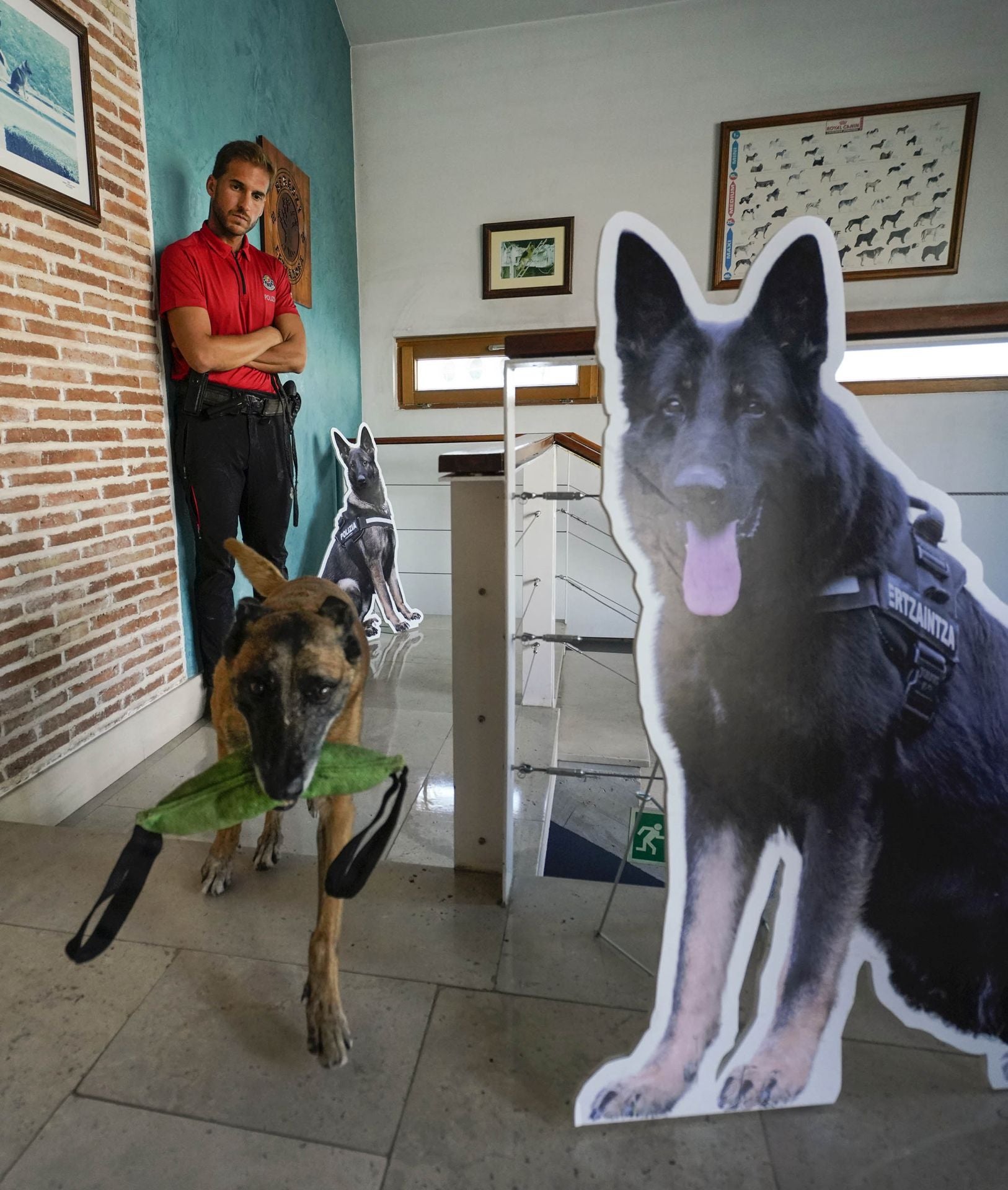 Visita a la unidad canina de la Ertzaintza