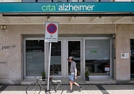 Un hombre pasa por delante de la sede que CITA-alzheimer ha abierto en Donostia dedicada a la prevención del alzheimer.