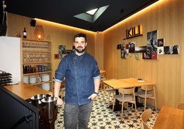 Aitor Martín, con parte del comedor de Ikili a su espalda.