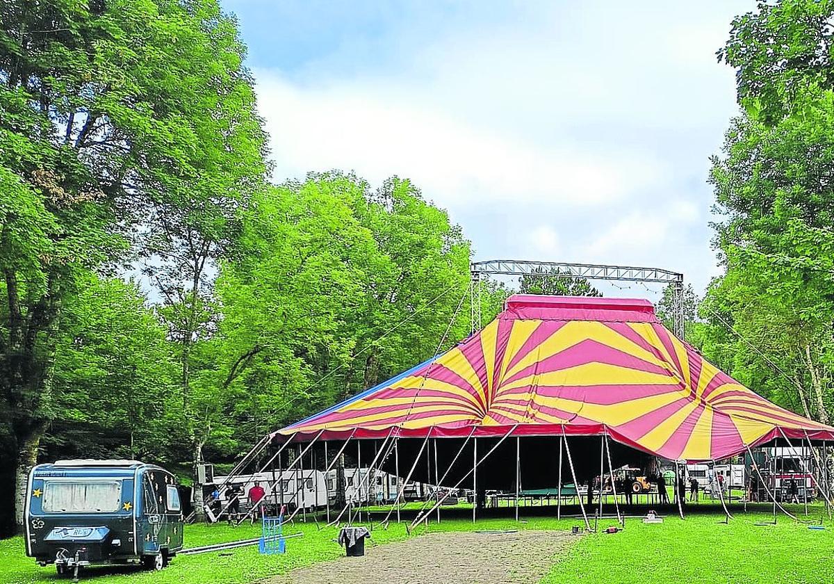 Gure Zirkua instala la carpa en las campas de Arrate.