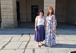 Thania Pazos y Miren Echeveste, esta mañana ante el Ayuntamiento de Irun.