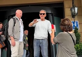 Bruce Springsteen saluda a sus fans a su llegada al hotel María Cristina de San Sebastián.