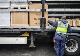 Se había creado un espacio entre los palés para acomodar nueve bolsas negras cargadas de cannabis