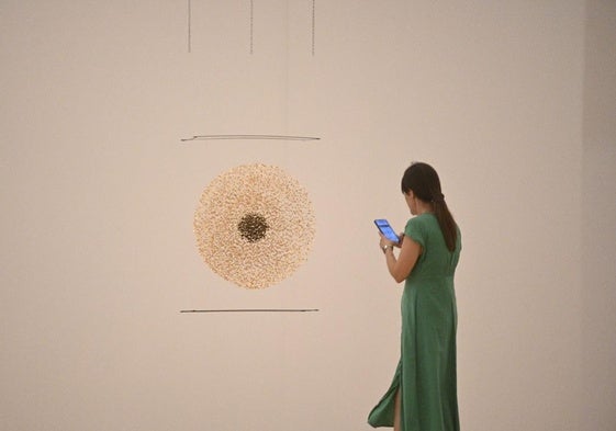 María Cueto muestra en la sala Kubo su evolución en el arte textil