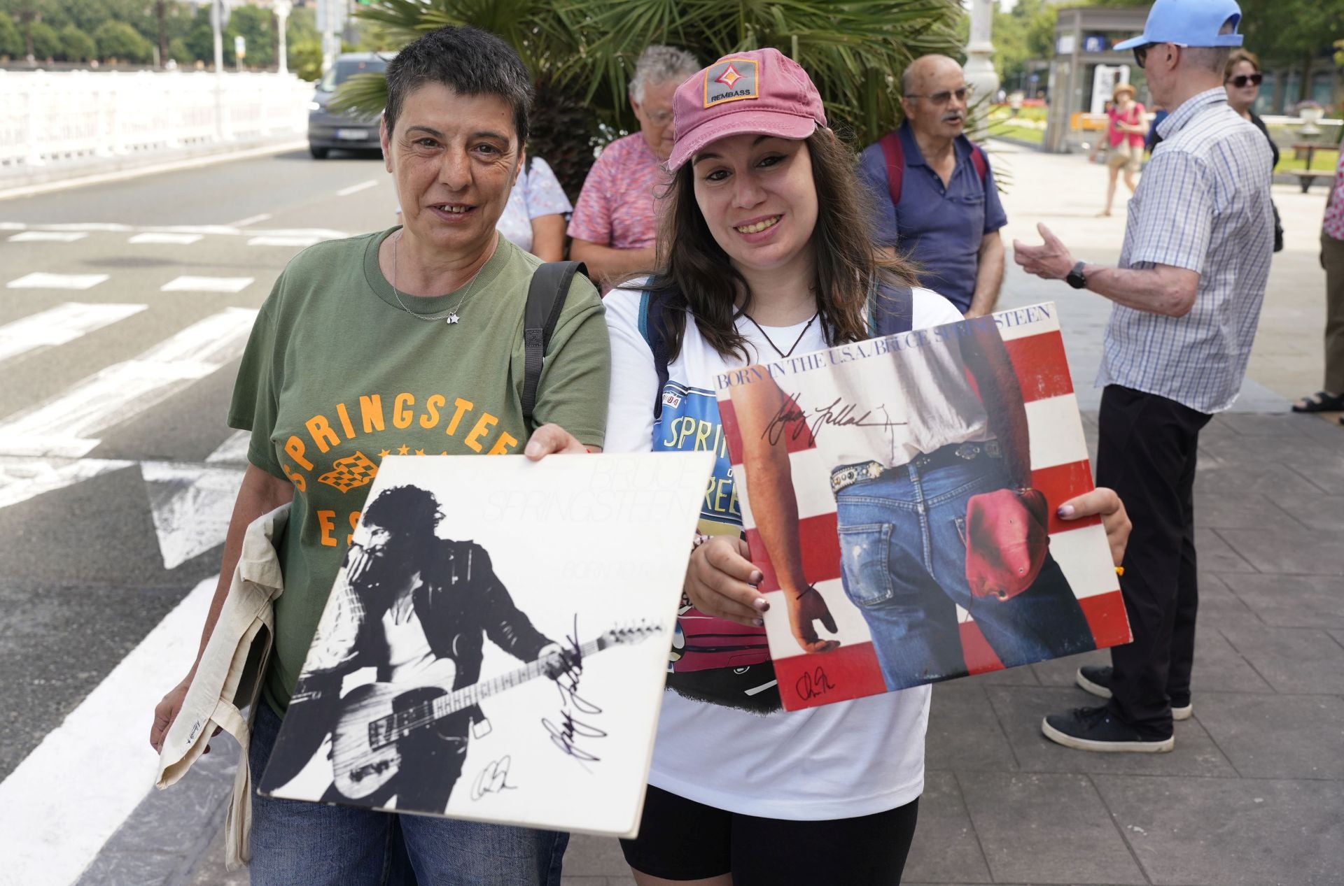 Imagen secundaria 1 - Seguidores de todas las edades y distintas nacionalidades aguardaban al cantante para que les firmara algún disco.