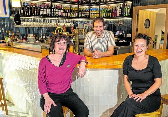 Los capitanes del Falkon pasaitarra, en el bar del establecimiento