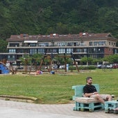 Bloque de viviendas donde se encuentra el piso turístico en el que viven Daniel y Marta con su hijo Iker, en primera línea de la playa de Orio.