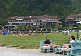 Bloque de viviendas donde se encuentra el piso turístico en el que viven Daniel y Marta con su hijo Iker, en primera línea de la playa de Orio.